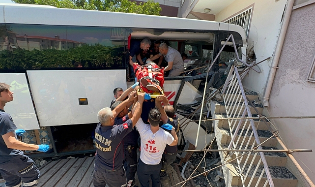 YOLCU OTOBÜSÜ EVİN AVLUSUNA DALDI,1 ÖLÜ 12 YARALI