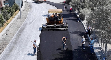 KUŞADASI’NDA SICAK ASFALT SEFERBERLİĞİ DEVAM EDİYOR