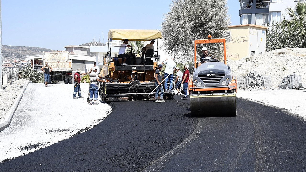 KUŞADASI’NDA SICAK ASFALT SEFERBERLİĞİ DEVAM EDİYOR