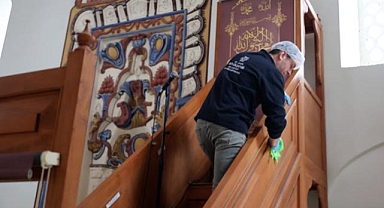 BAŞKAN ÇERÇİOĞLU'NUN ÖNCÜLÜĞÜNDE CAMİLERDE TEMİZLİK ÇALIŞMALARI SÜRÜYOR